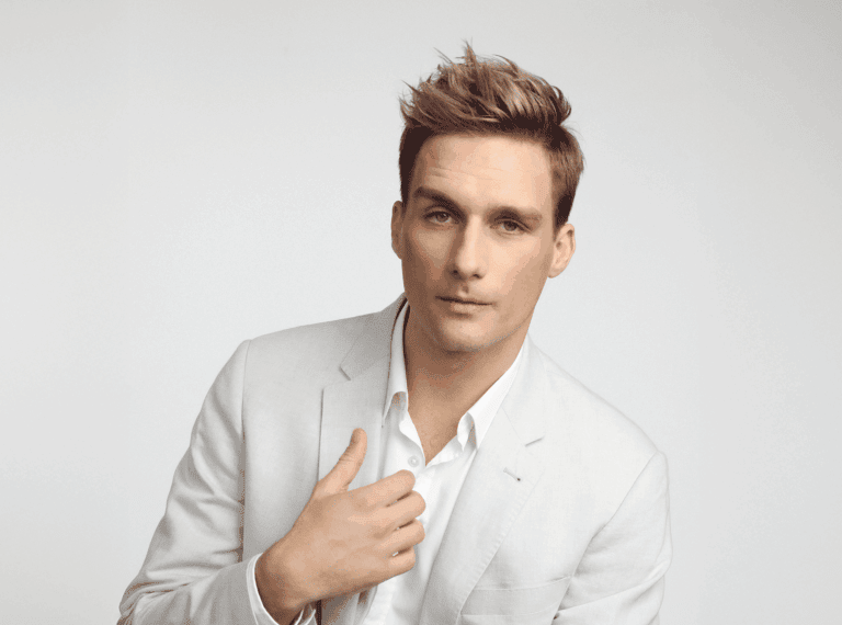 Men’s dimensional brunette colour with a styled textured finish